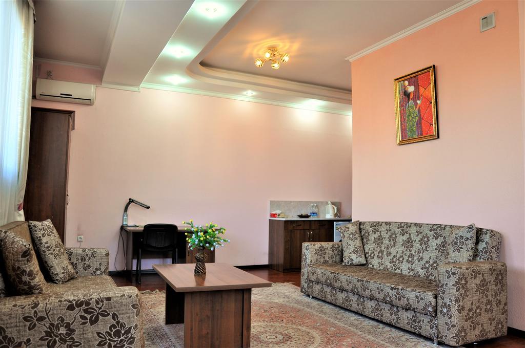 Bishkek Villa Hotel エクステリア 写真